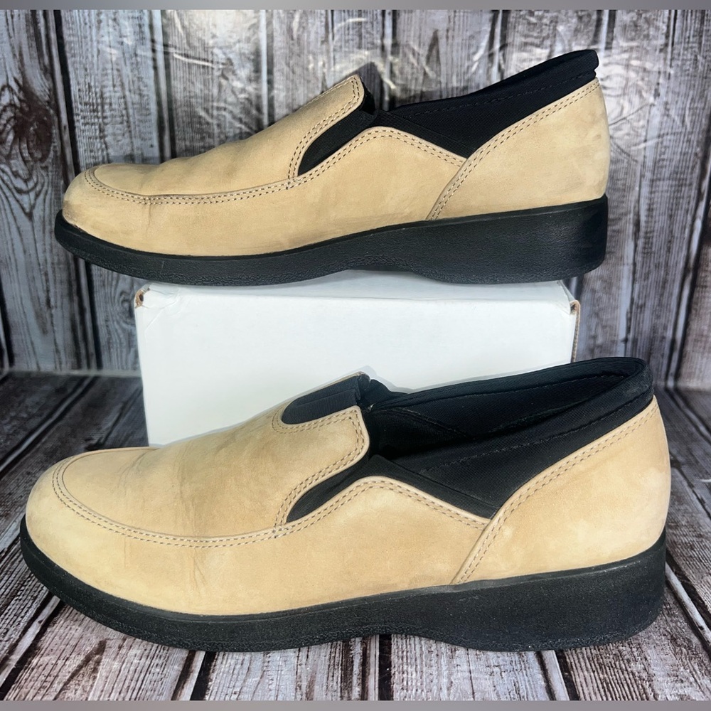 Clarks Womens Leather‎ Slip On Loafers Tan Comfort Shoes Size 8M